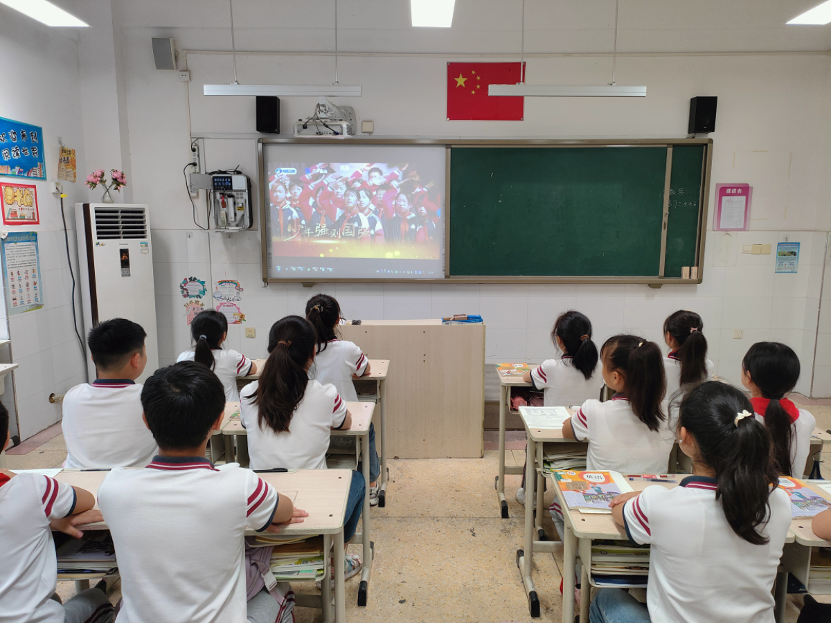 bsport体育登录向榜样看齐！郑州市管城区创外语教研新街花溪小学学生参加学习“新时代好少年” 主题教育活动(图1)