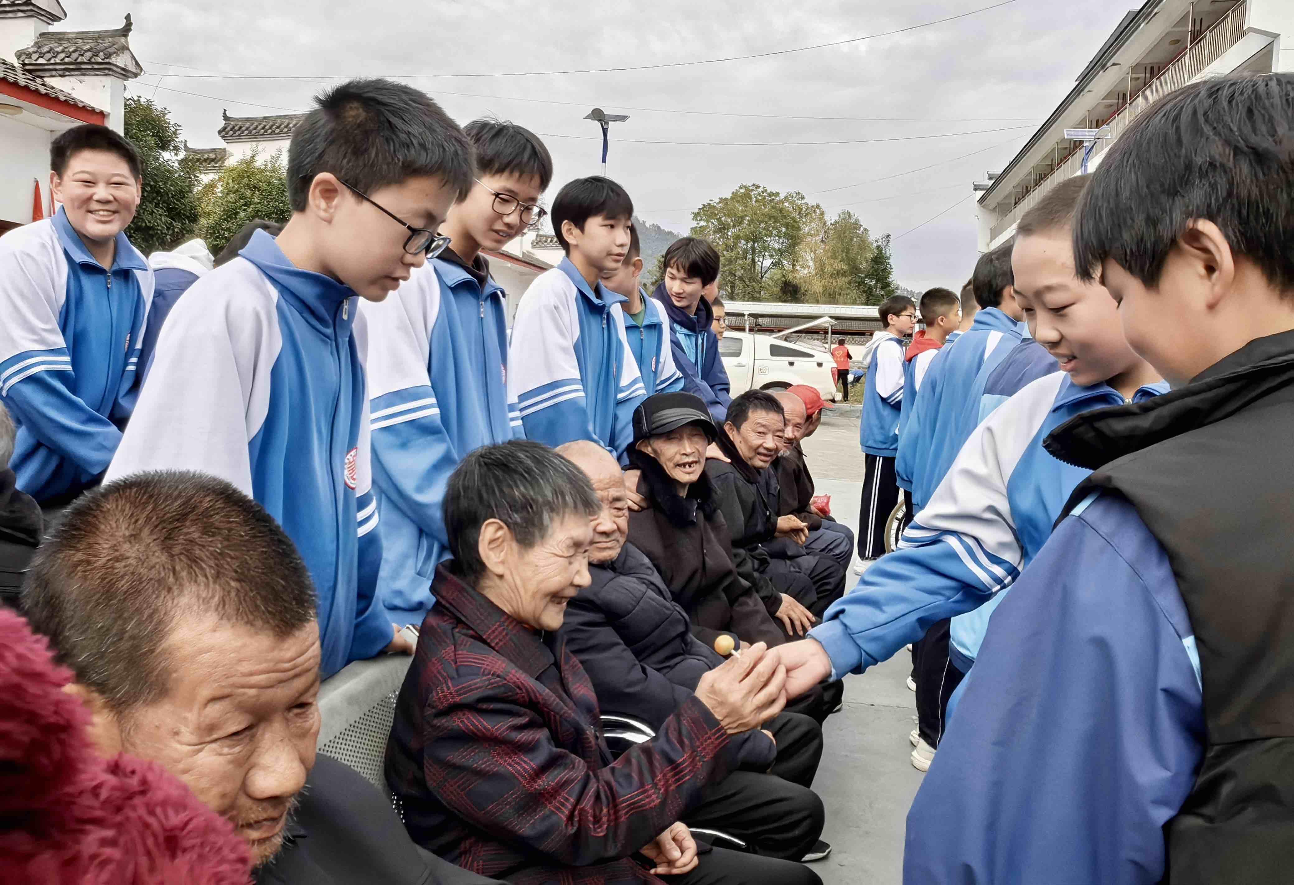 bsport体育登录心理健康九九重阳节 浓浓敬老情——平利县洛河初级中学开展了重阳节德育实践活动(图3)